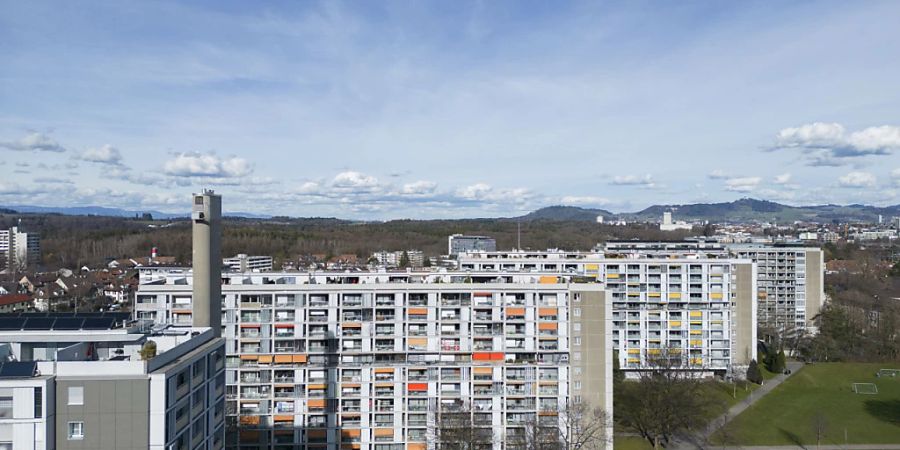 Wohnquartier in Bern: In den meisten Kantonen haben sich die ausgeschriebenen Wohnungen im März verteuert. (Archivbild)