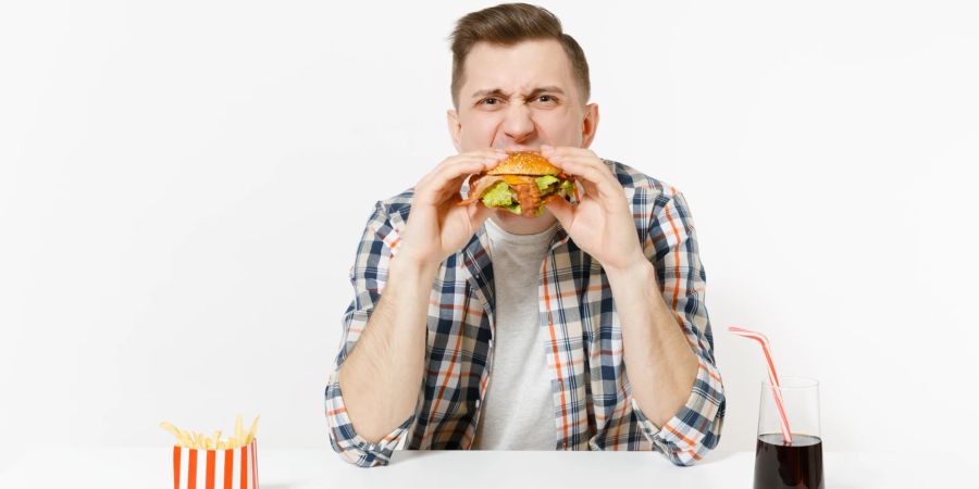 Burger und anderes Fast Food sollte man vermeiden, wenn man auf seinen Cholesterinspiegel achten muss.