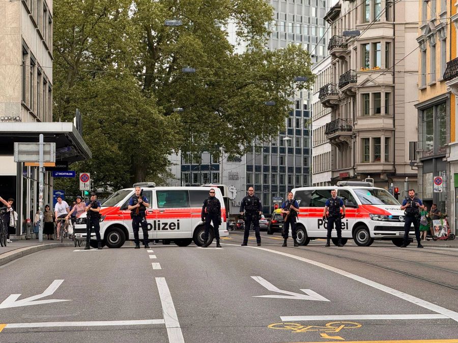 Der Weg zurück in die Innenstadt wird durch die Polizei versperrt.