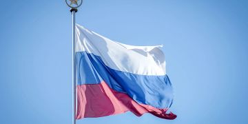 Russische Flagge im Wind