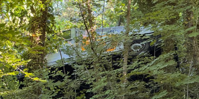 Der verunfallte Lieferwagen in den Bäumen. Unfall Zürich