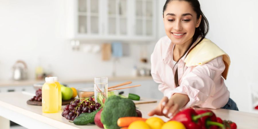 Frau mit Obst, Gemüse