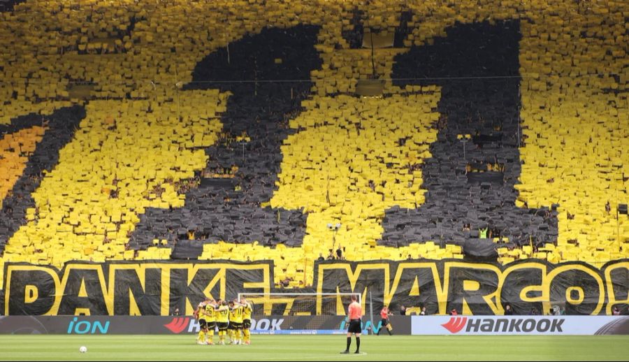 Vor der Partie sorgt die Südtribüne mit einer Reus-Choreo für Gänsehaut.