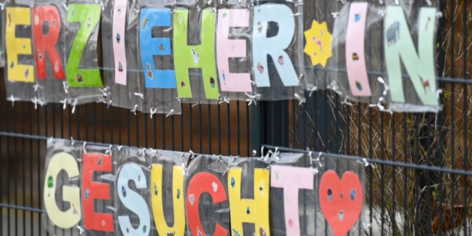 Die Jungen sind in Zeiten des Fachkräftemangels begehrt: Deshalb steigen auch die Löhne. Erzieher*in gesucht Werbung
