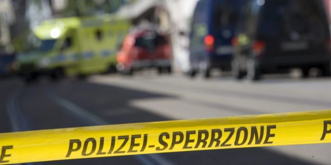 In St-Gingolph VS kam es zu einem tödlichen Verkehrsunfall. (Symbolbild) Polizei Absperrband Ambulanz