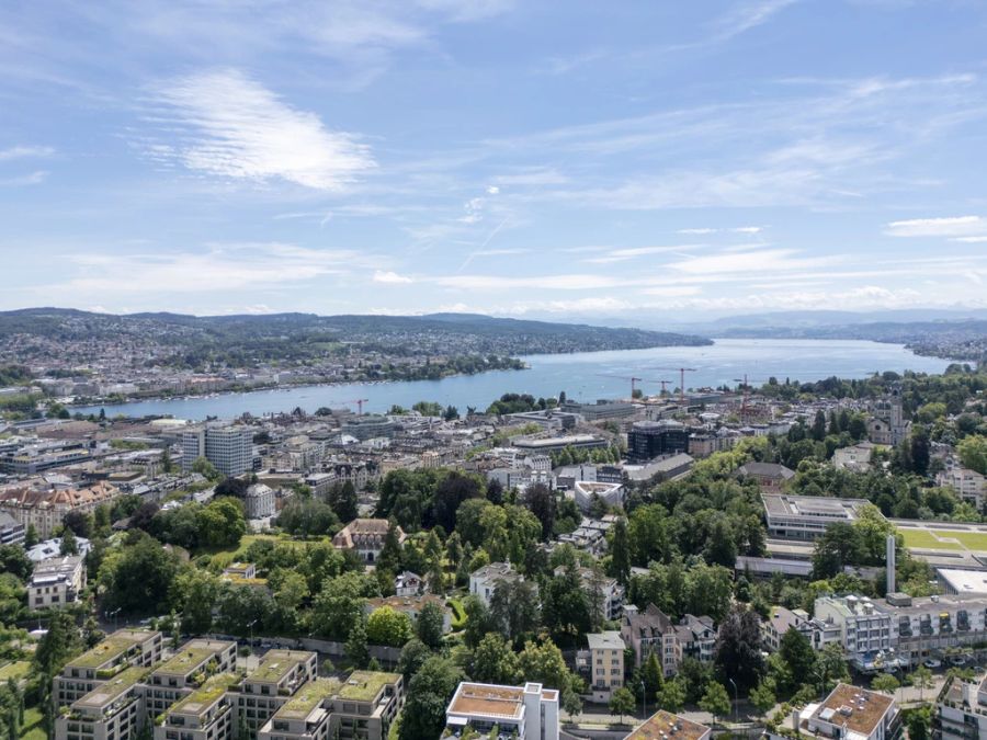 Wegen der hohen Lufttemperaturen dürfte die Oberfläche des Zürichsees auch in den nächsten Tagen äusserst warm bleiben. (Symbolbild)