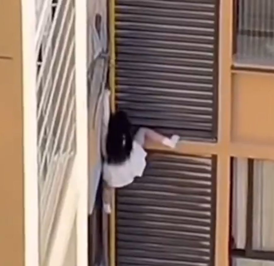 Über die Regenrohre rutscht sie ein Stockwerk nach unten.