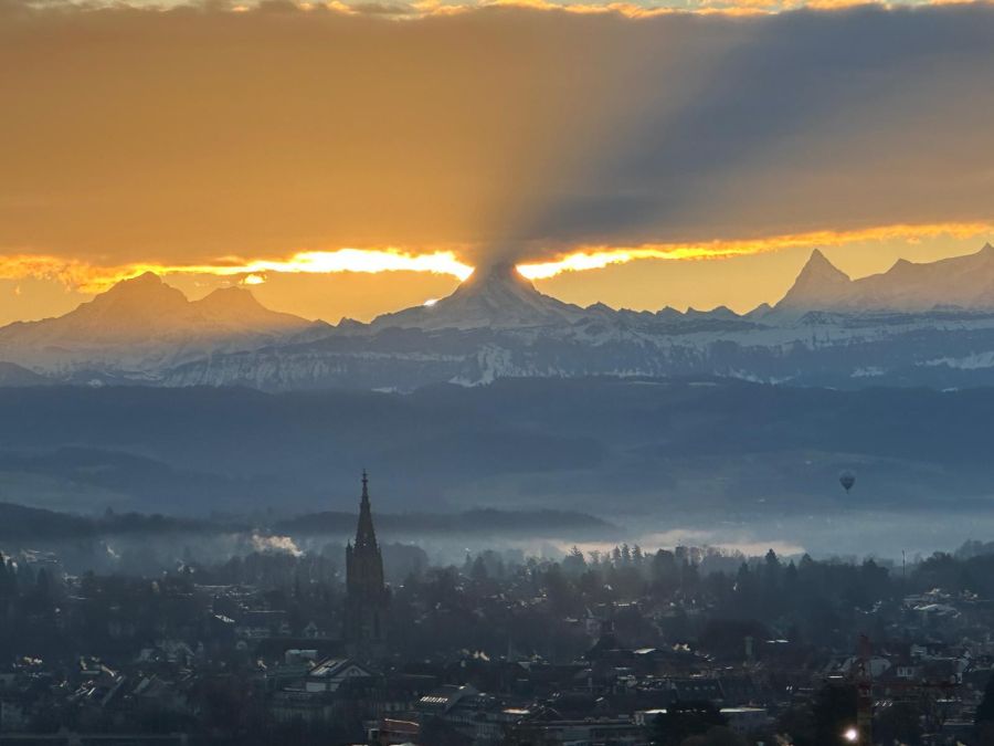 Der Schatten wird dadurch auf die Wolken geworfen.