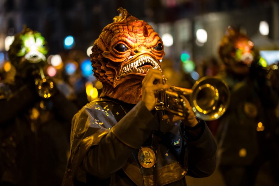 Geübt werden darf nur im Innern und mit geschlossenen Fenstern.