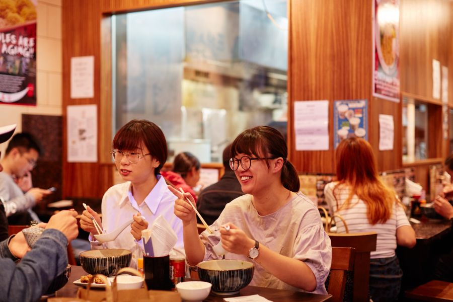 Japanische Nudeln mit köstlichen Einlagen und hausgemachter Suppe: Ramen schmeckt am besten in guter Gesellschaft.