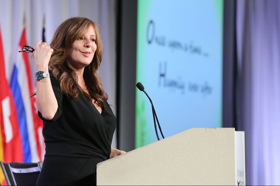 Unterstützung erhalten sie dabei von der reichen Gönnerin und Makeup-Unternehmerin Victoria Jackson.