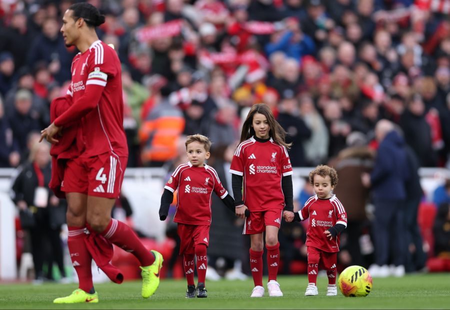 Dinis (l.) und Duarte (r.) Jota laufen mit den Liverpool-Spielern ein.