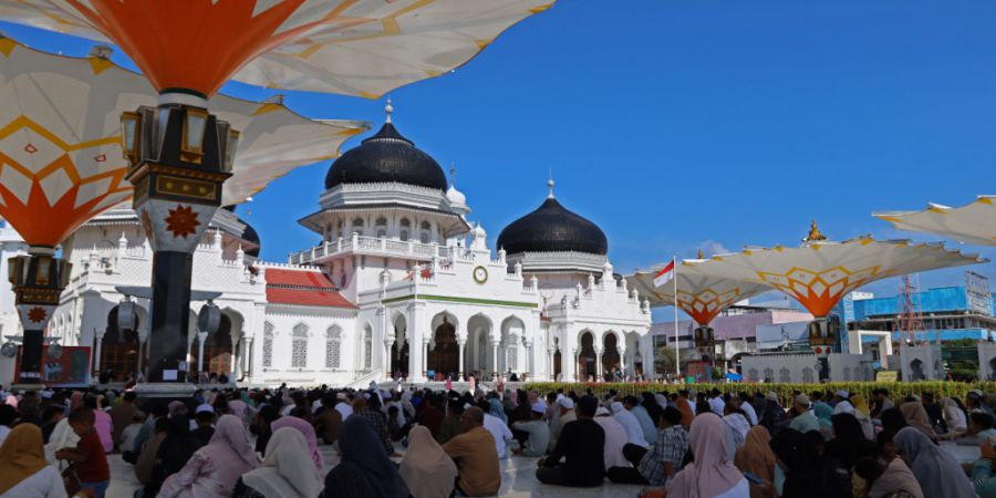 Einwohner von Banda Aceh lauschen einem Vortrag in der Großen Moschee von Baiturrahman, Banda Aceh City, Provinz Aceh, Indonesien. Tausende von Menschen versammelten sich in der Große...