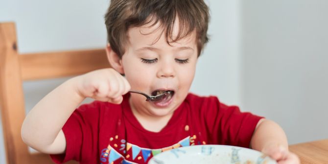 Junge beim Essen