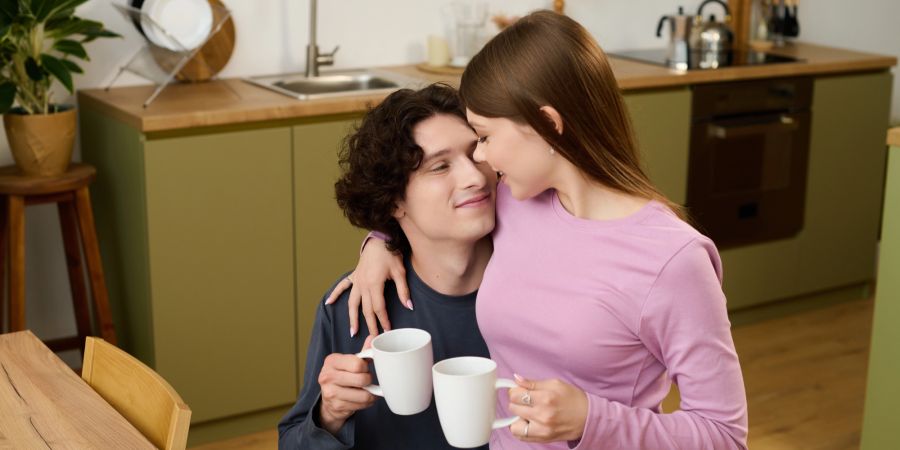 Liebespaar mit Kaffeetassen