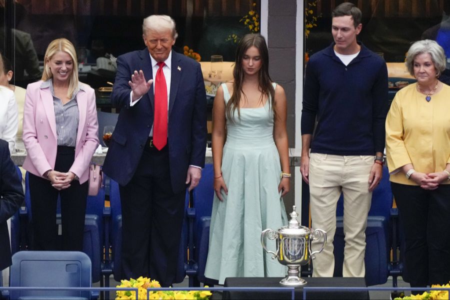 Donald Trump und seine Begleitung.