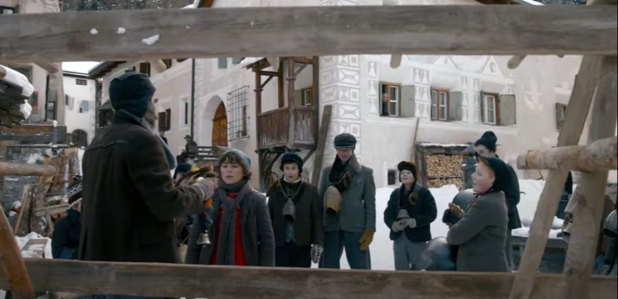 Mit einer winzigen Schelle sollte Schellen-Ursli am traditionellen Glockenumzug durch das Dorf teilnehmen.