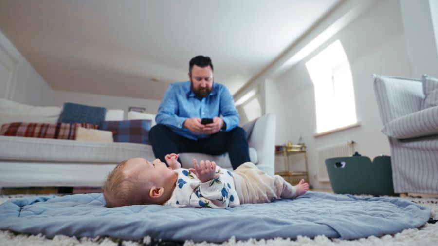 Der Vater schaut statt zu seinem Kind aufs Handy. «Baby-Momente haben keinen Replay Button», so der Kampagnenspruch dazu.