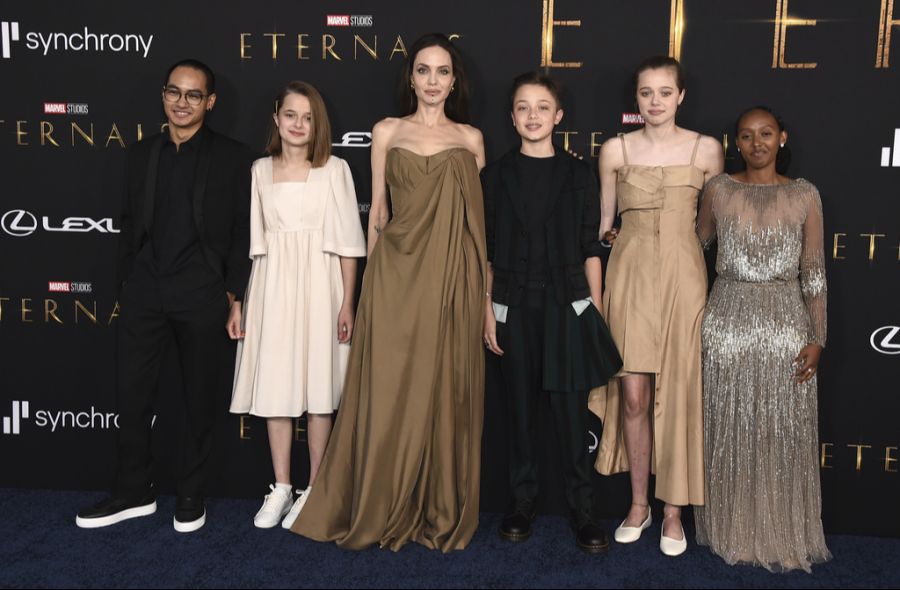 Angelina Jolie im Jahr 2021 mit fünf ihrer sechs Kinder (von links nach rechts): Maddox, Vivienne, Shiloh und Zahara. Sohn Pax fehlt.
