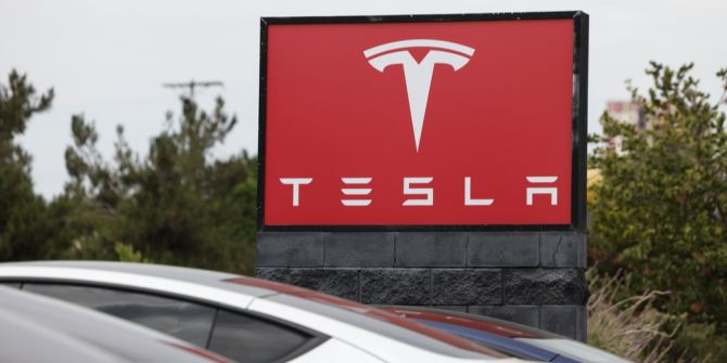 Tesla Schild