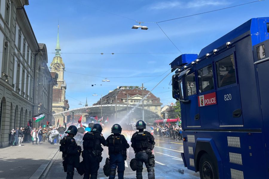 Wasserwerfer Demonstration Polizei