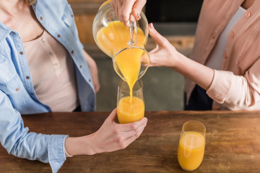 frauen trinken o-saft