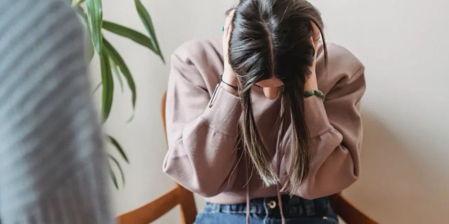 Herabwürdigungen oder sexuelle Übergriffe führen bei Betroffenen oft zu jahrelangen psychischen Folgen. (Symbolbild)