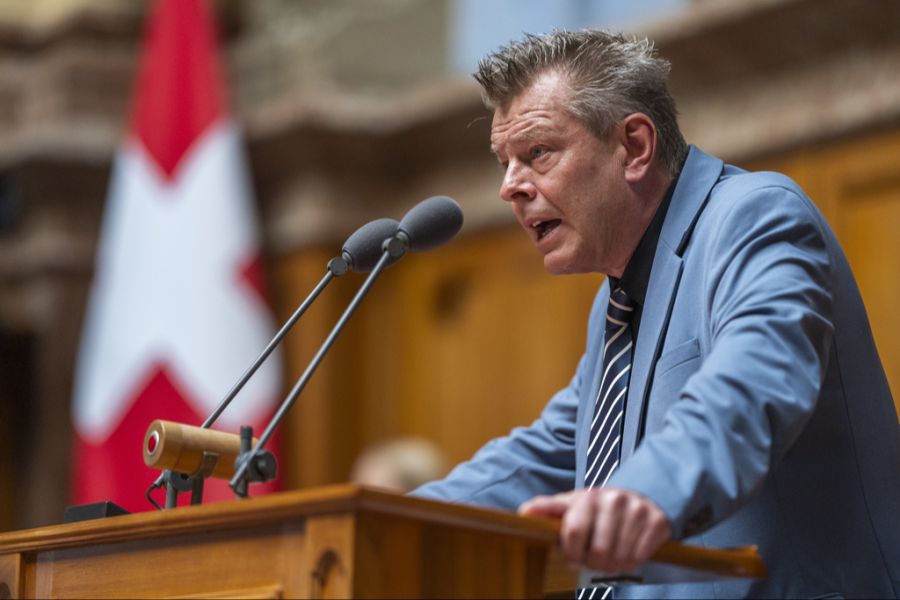 Reto Nause Pult Schweizerflagge