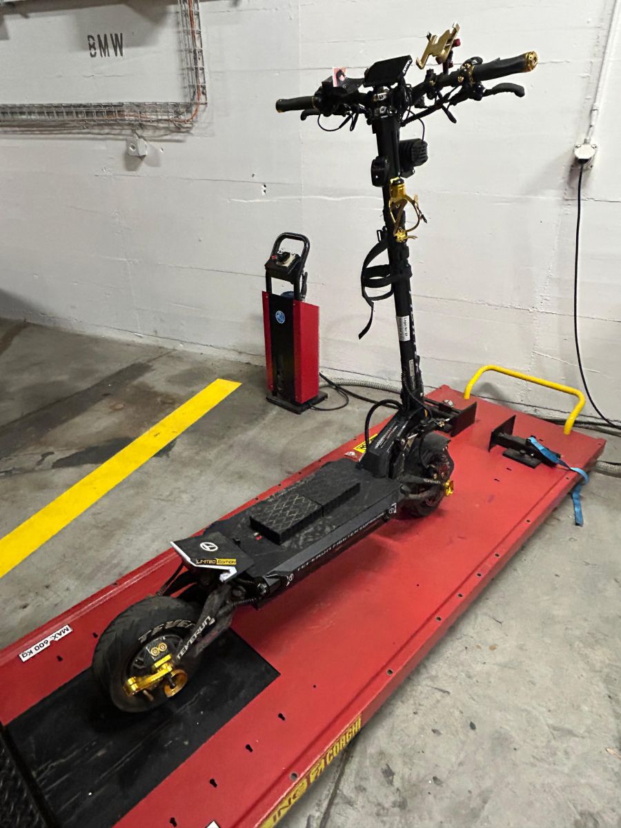 Der E-Trottinett wurde sichergestellt und der Fahrer verzeigt.