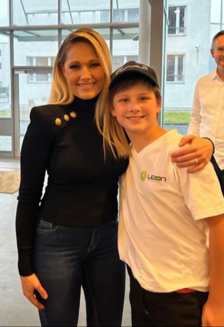 Helene Fischer posiert mit einem Fan.