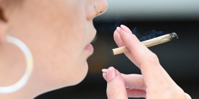 Cannabis Joint Frau kiffen