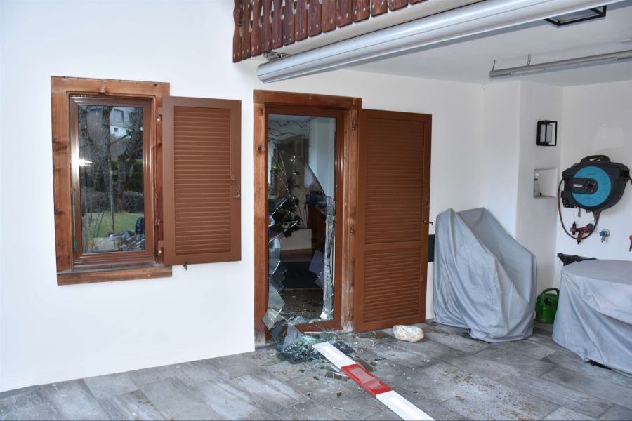 Einfamilienhaus Scheibe eingeschlagen