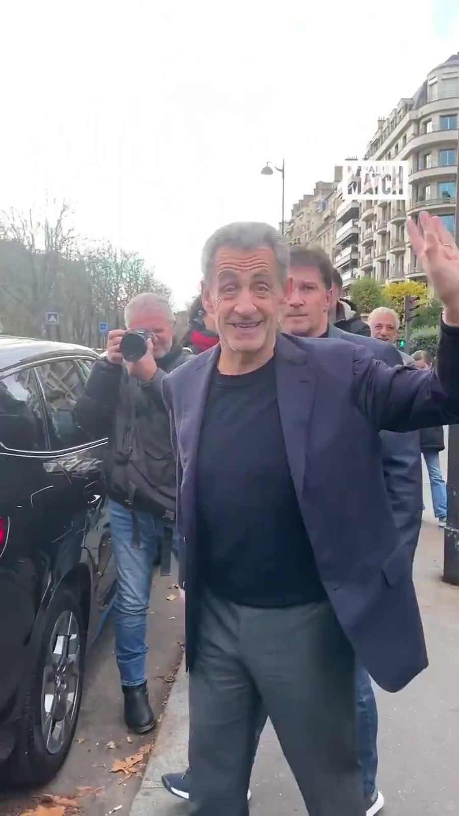 «Bravo!» und «Justice!»: Jubelrufe begleiten Sarkozy und Bruni, als sie das Lokal verlassen.