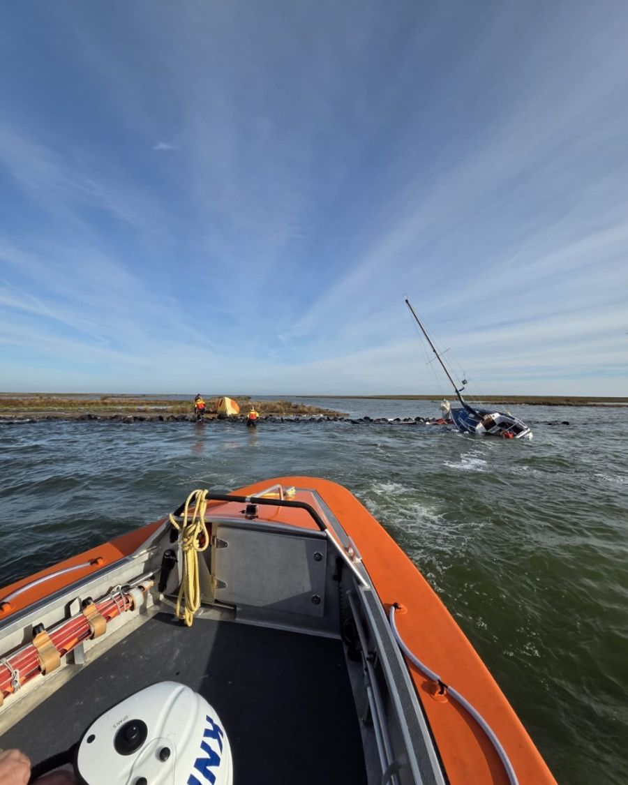 Das Boot eines deutschen Seglers wurde stark beschädigt: Teilweise gesunken, rettete er sich auf die unbewohnte niederländische Insel – fast ohne Vorräte, Funk oder Handy.