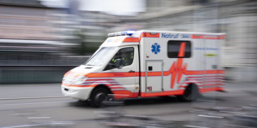 In Zumikon fiel ein 50-jähriger Mann bei Bauarbeiten in einen Liftschacht. Er wurde mit schwersten Verletzungen in ein Spital gebracht. (Symbolbild)