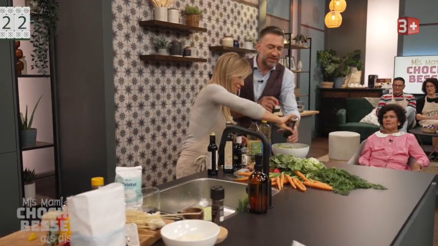 Denise Biellmann will den Salat pfeffern. Moderator Fritsche muss ihr zeigen, wie die Pfeffermühle funktioniert.