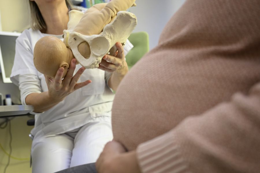 Das Zürcher Unispital rekrutiert laut Mediensprecher Moritz Suter freigewordene Hebammenstellen nicht mehr nach.