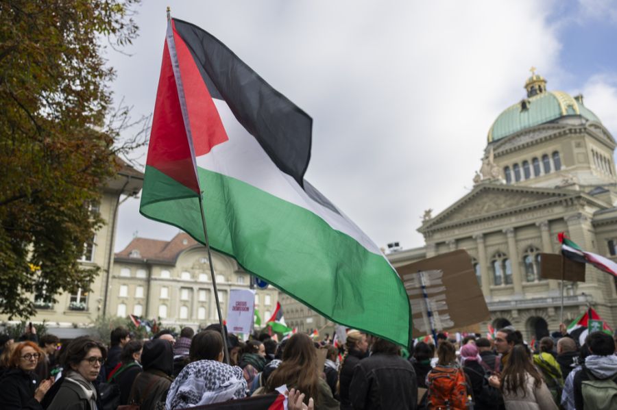 Am Bundesplatz wird die unbewilligte Demo gestoppt.