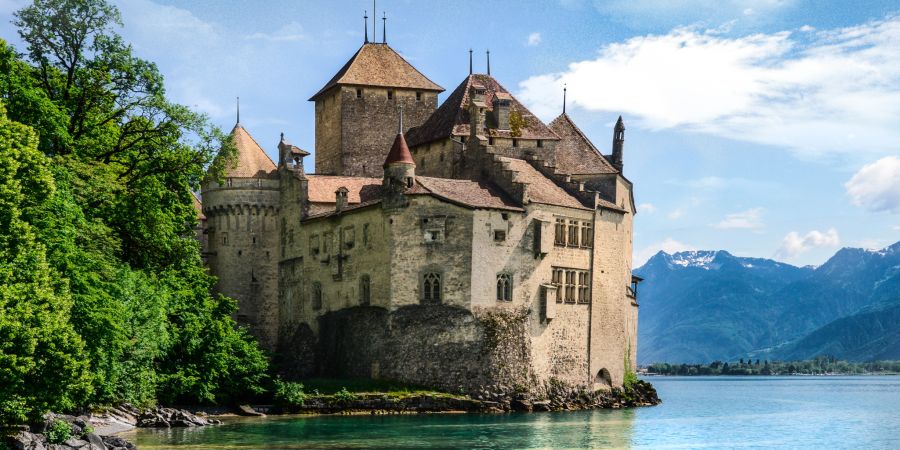 Das Schloss Chillon: Dieses architektonische Wunder zwischen dem Genfersee und den Alpen lädt Sie zu einer Zeitreise ein.