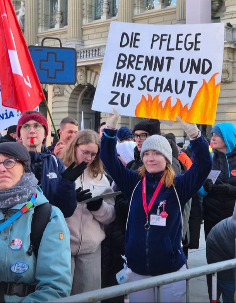 Eine bunte Gruppe von Personen demonstrierte auf dem Bundesplatz.