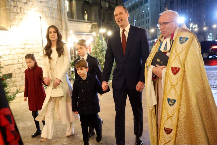 Die Familie Wales im Licht der Kameras: William und Kate erscheinen mit allen drei Kindern – Charlotte, George und Louis – zur Veranstaltung.