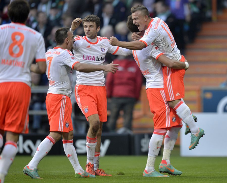Xherdan Shaqiri (r.) jubelt unter anderem mit Franck Ribéry (l.).