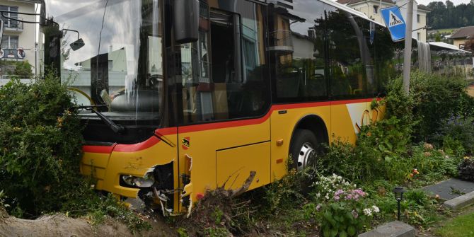 Postauto verunfallt