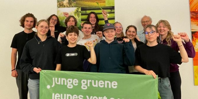 Junge Grüne Gruppenbild