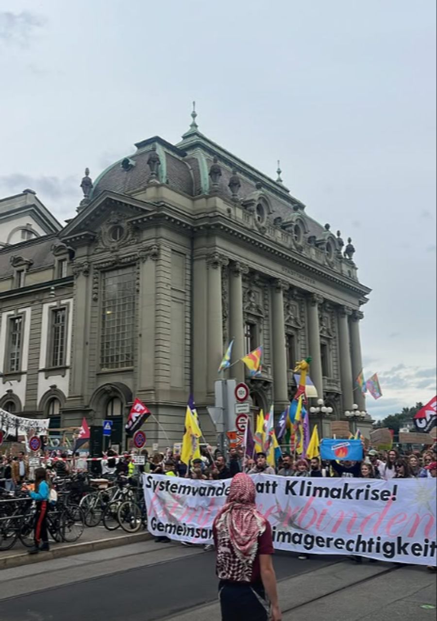 Die demonstrierenden zogen durch die Altstadt in Bern.
