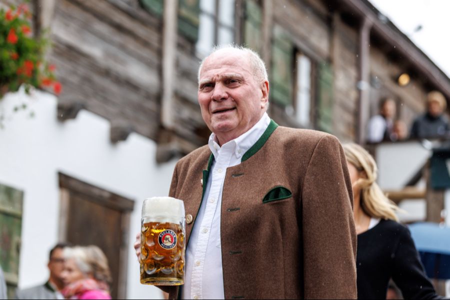 Auch Ehrenpräsident Uli Hoeness darf nicht fehlen.