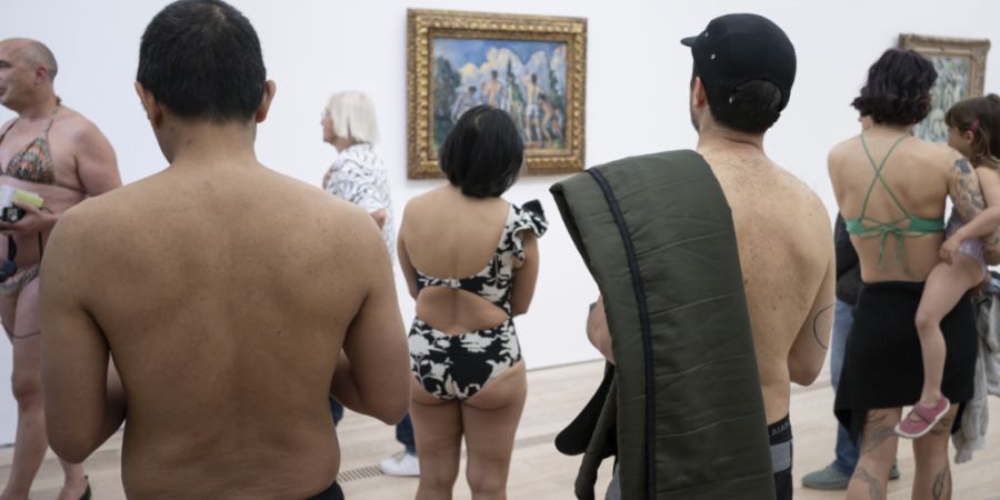 Besuchende in Badekleider begutachten ein Bild von Paul Cézanne. Wer am Freitag in Badekleidung erschien, erhielt in der Fondation Beyeler einen Gratiseintritt.