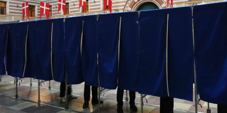 dpatopbilder - Menschen in einem Wahllokal in Dänemark. Foto: Sergei Grits/AP/dpa