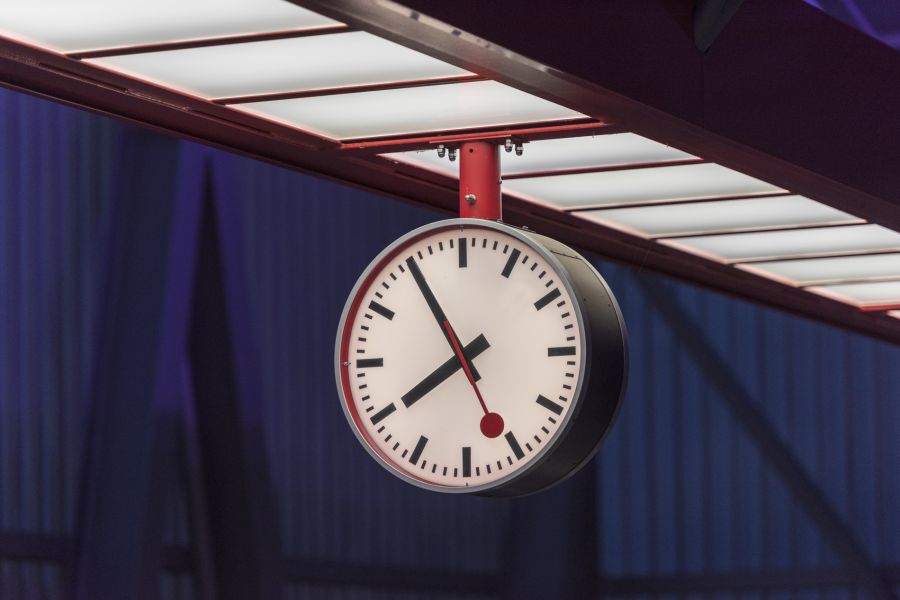 Reisende sollten Trägerinnen und Träger des Bandes Aufmerksamkeit, Raum und Zeit schenken.