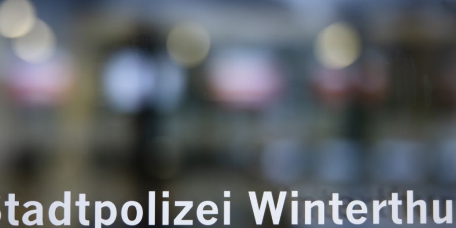 Die Stadtpolizei Winterthur ermittelt nach einem Angriff auf einem Fussballfan. Ein 25-Jähriger wurde am Sonntag im Stadion Schützenwiese angegriffen und verletzt. (Symbolbild)